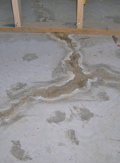 07lg-leaking-floor-crack